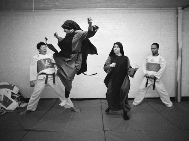 Delle suore praticano arti marziali Due suore praticano Tae Kwon Do