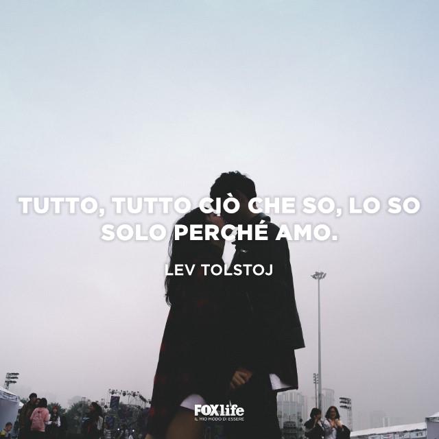 Citazione Tolstoj Coppia si bacia in strada