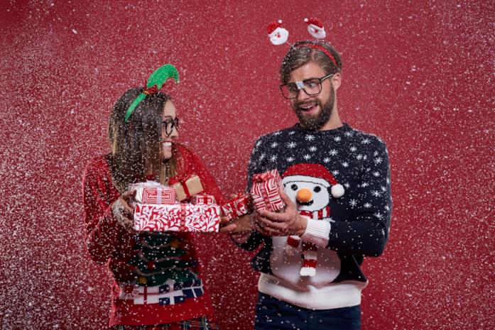 Natale con gli amici Una serata di Natale con maglioni e cerchietti a tema tra due amici