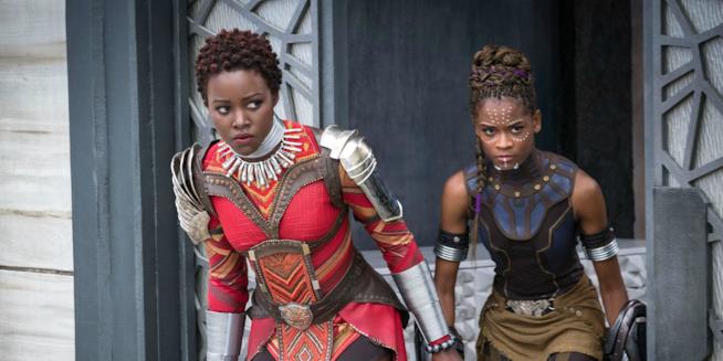 Lupita Nyong'o e Letitia Wright in Black Panther Una scena di Black Panther con Lupita Nyong'O e Letitia Wright
