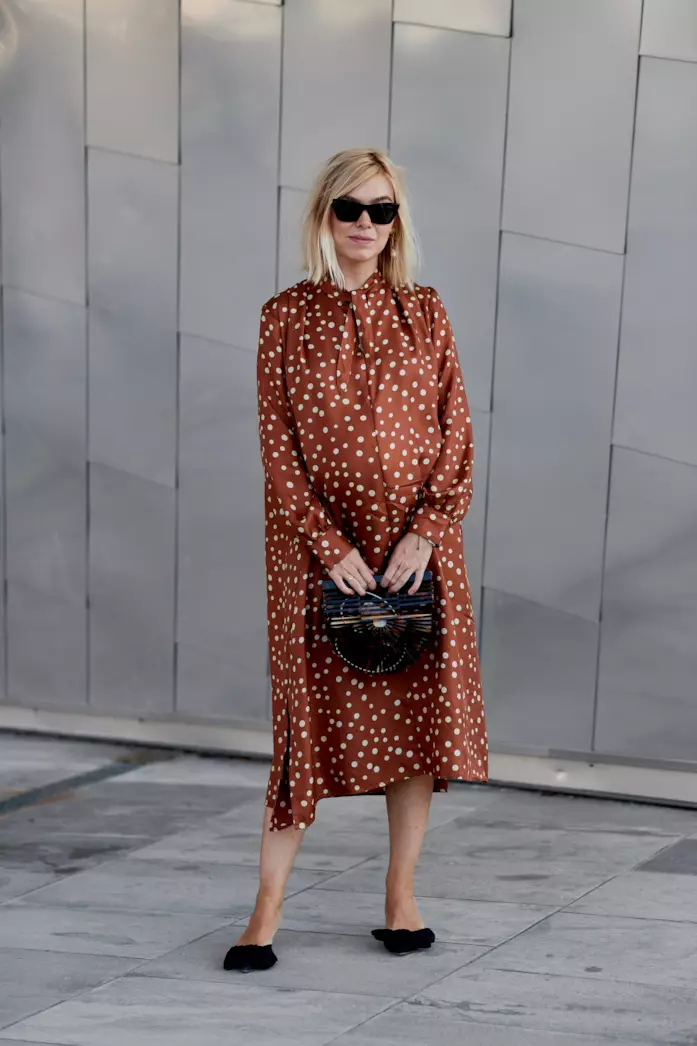 Abito a stampa a pois e scarpe flat Abito a pois abbinato a borsa a mano e mules rasoterra