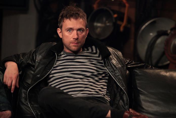 Righe - brtitpop Damon Albarn con una maglia a righe