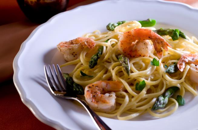 Pasta asparagi e gamberetti: la ricetta per non sbagliare cotture e consistenze Pasta asparagi e gamberetti
