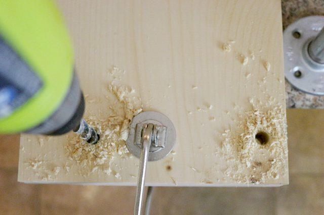 Praticate i fori alle tavole di legno Dettaglio del trapano che fora le tavole di legno