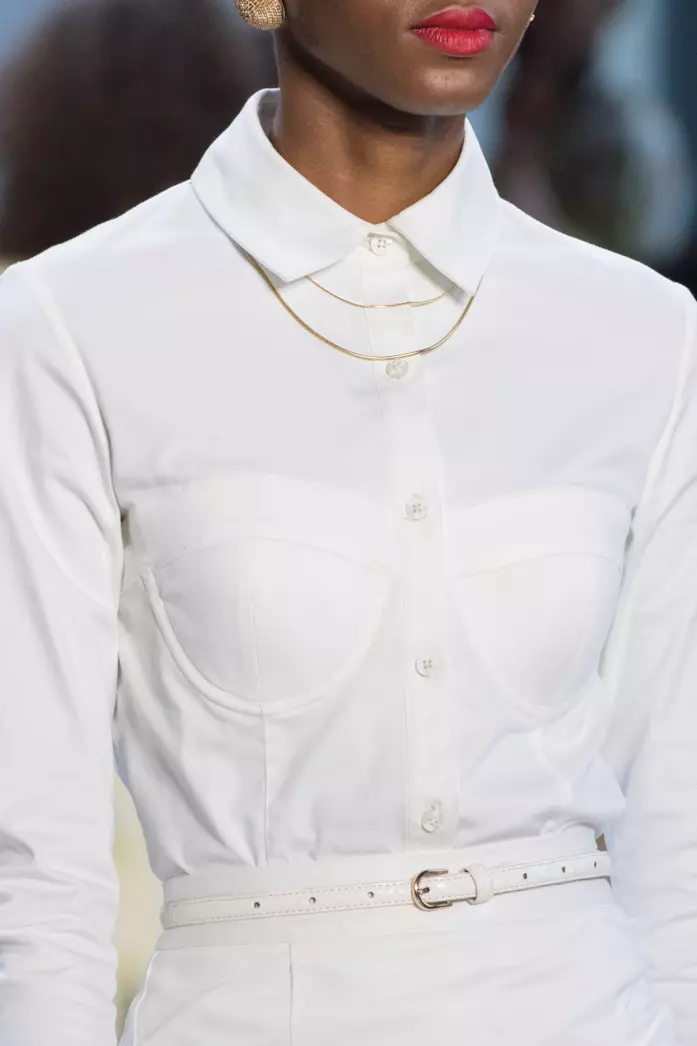 Collana minimal di Calvin Luo Modella indossa collana minimal alla sfilata di Calvin Luo SS19