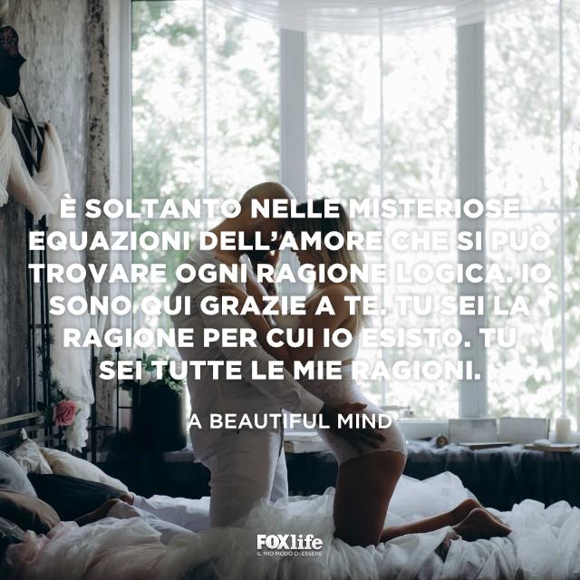 Citazione Beautiful Mind Coppia si accarezza il viso in ginocchio nel letto