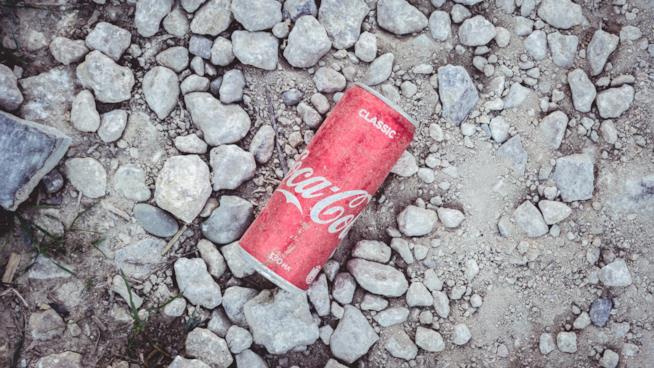 Una lattina di Coca cola gettata a terra Una lattina usata lasciata a terra