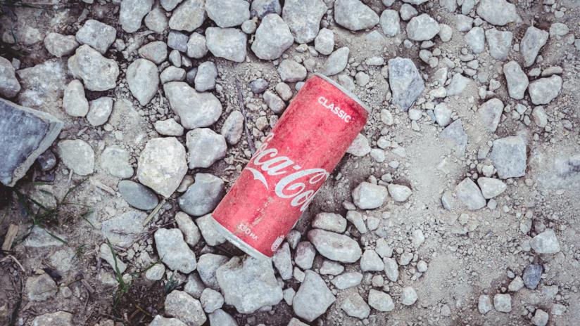 Una lattina di Coca cola gettata a terra Una lattina usata lasciata a terra