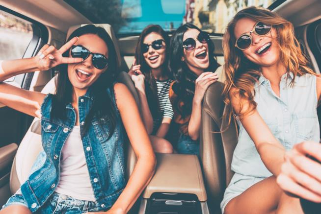 Le amiche da evitare a tutti i costi in vacanza Gruppo di amiche pronto per la vacanza