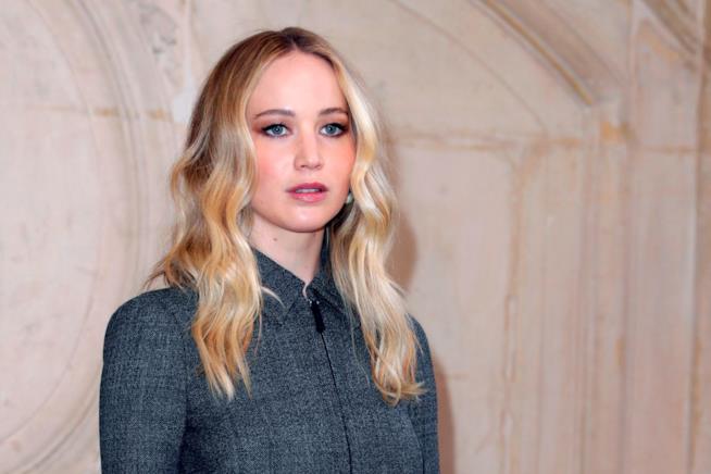Jennifer Lawrence senza make up all'aeroporto Jennifer Lawrence in primo piano