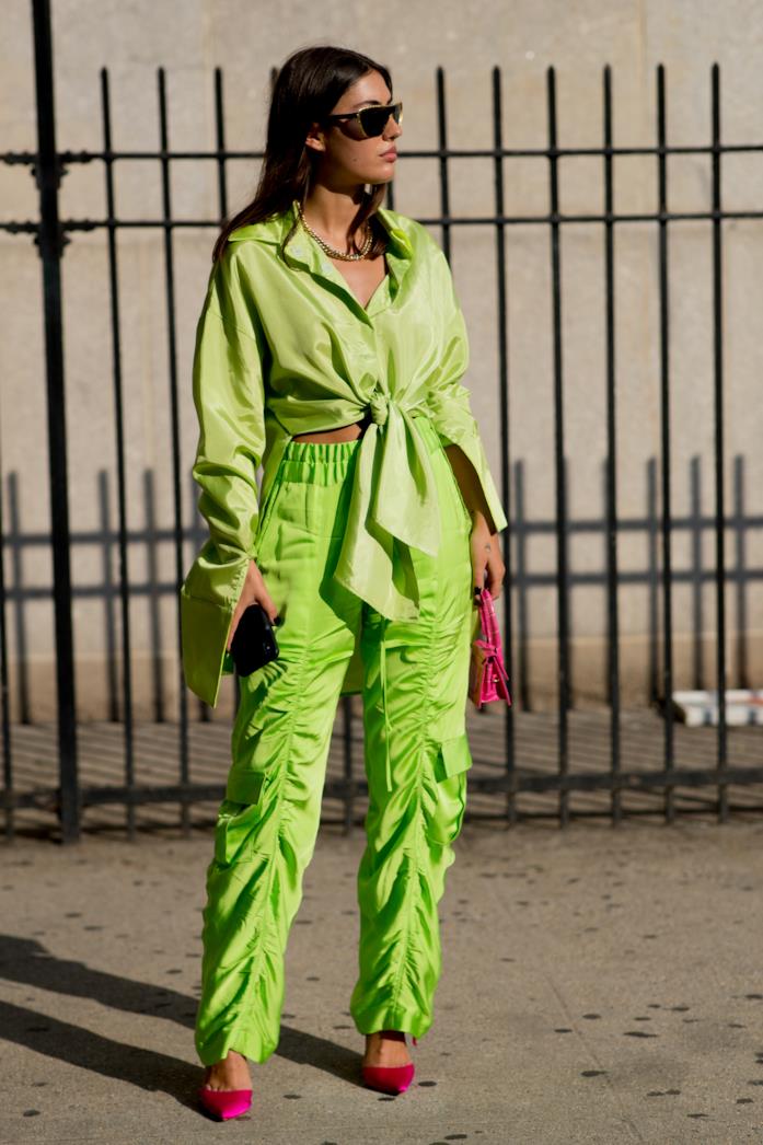Blusa e pantaloni cargo color lime con mini bag e decolletè fucsia Outfit lime composto da blusa pantaloni cargo