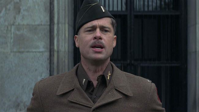 Brad Pitt si vestiva da pollo Brad Pitt nel film Bastardi senza gloria