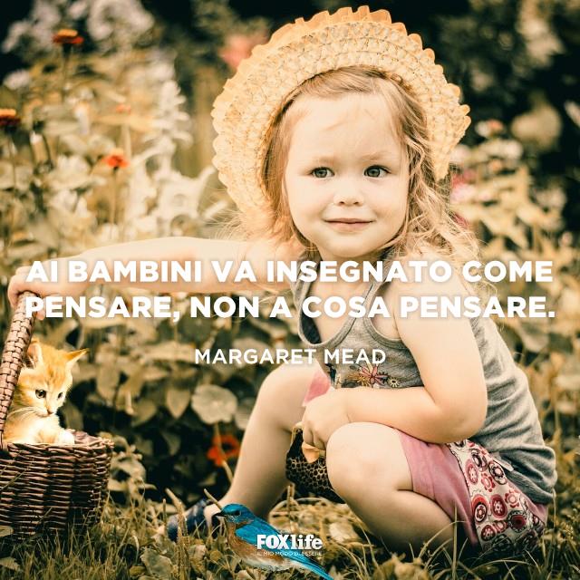 Frase Mead Bambina con un gattino in un cesto di vimini