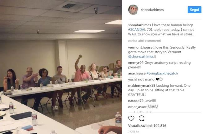 Il cast di Scandal saluta i fan con una simpatica GIF Il post pubblicato da Shonda Rhimes con la crew di Scandal