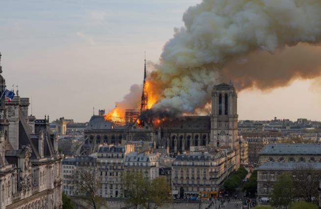 Incendio di Notre-Dame: le reazioni delle celebrity sui social Notre-Dame in fiamme