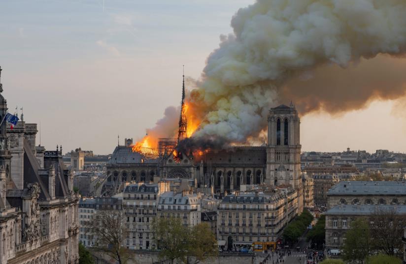 Incendio di Notre-Dame: le reazioni delle celebrity sui social Notre-Dame in fiamme