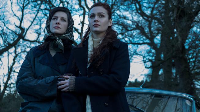 I punti cardine di Outlander 3 Claire stretta al braccio di sua figlia Brianna