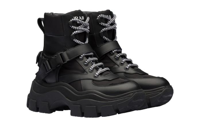 Sneakers alta Oversize in pelle nera Sneakers alte con suola oversize, nere con lacci bicolore