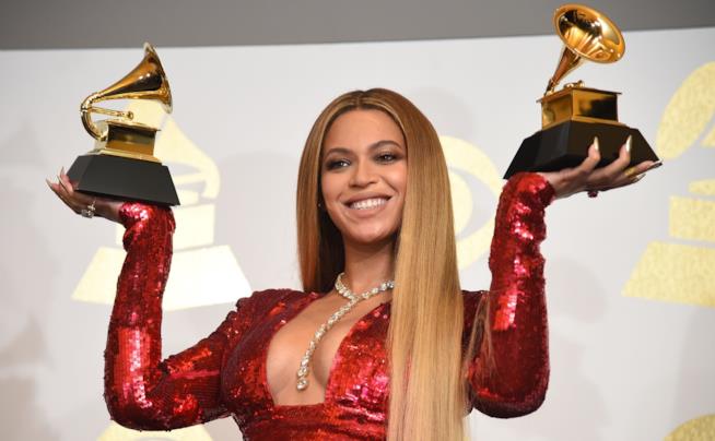 Beyonce con due Grammy,nel 2017 Beyonce ai 59th Grammy Awards, 2017