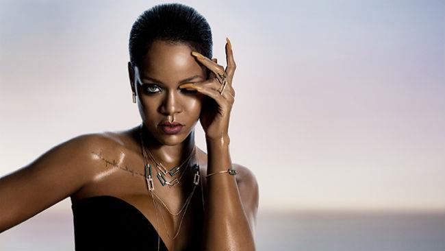 Rihanna firma una linea di gioielli Rihanna ha firmato una capsule collection di gioielli per Chopard