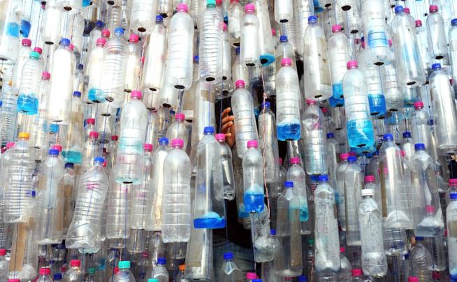 Bottiglie di plastica appese bottiglie di plastica