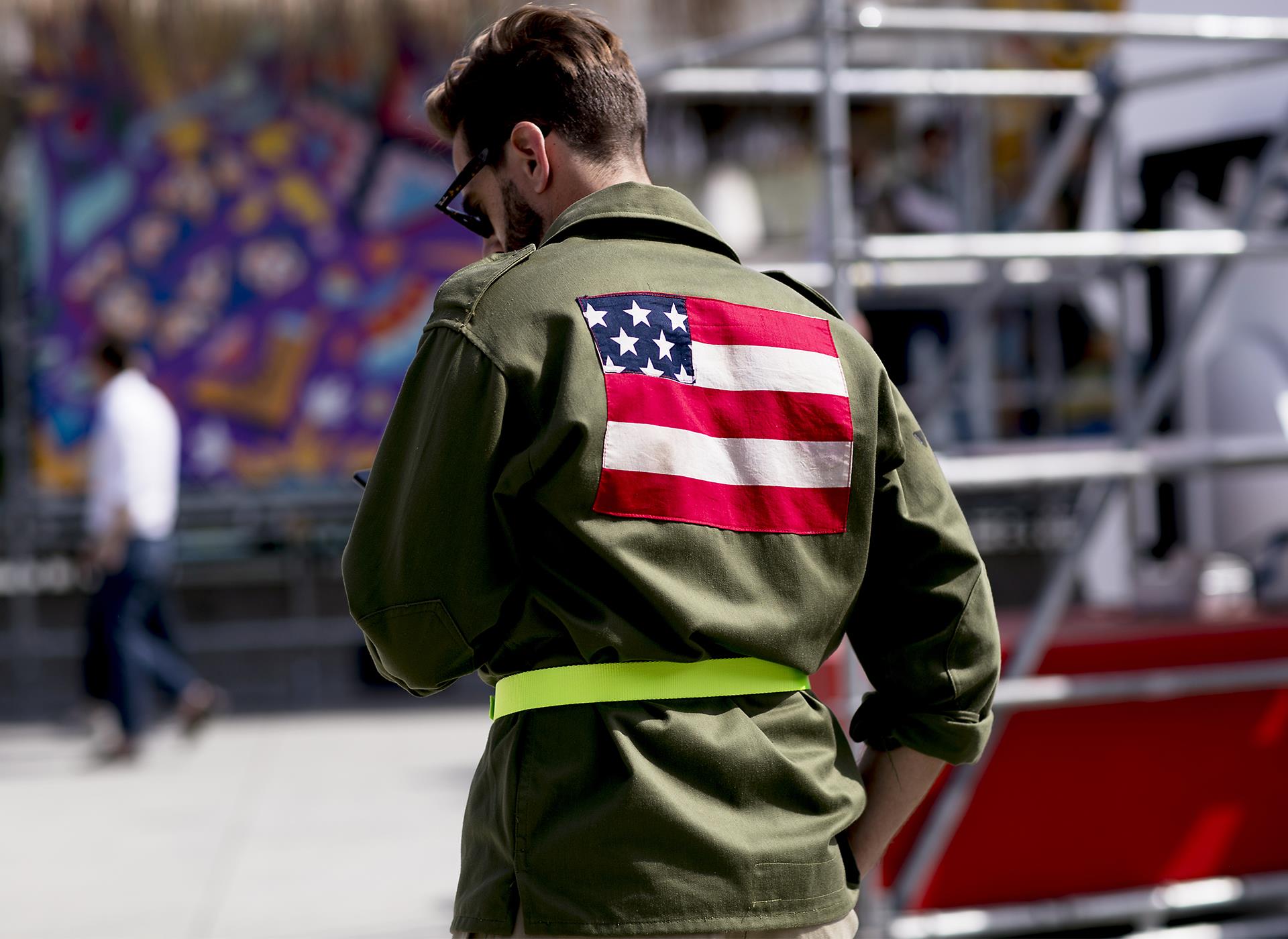 Street Fashion Pitti 96 Modello indossa giacca con bandiera americano a Pitti 96