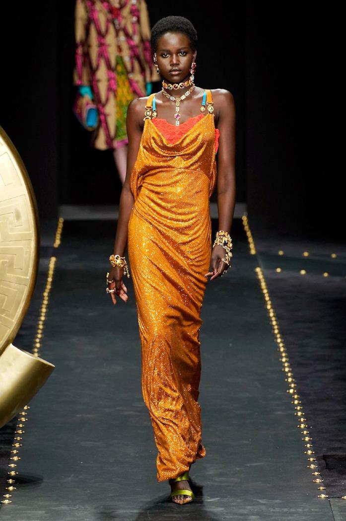 Diverse nuance di arancione per l'abito Versace Anche per la sera Versace propone l'arancione