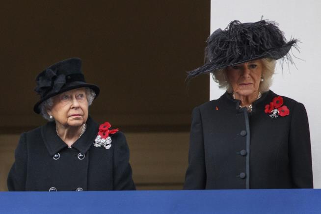 La Regina Elisabetta reputa Camilla una donna malvagia La Regina Elisabetta con Camilla