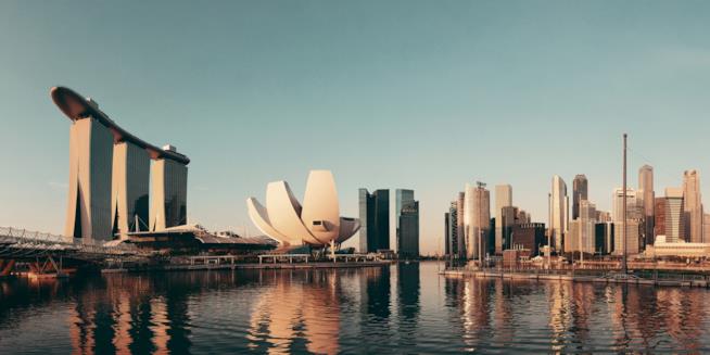 Architetture futuristiche e riflessi d'acqua a Marina Bay Panoramica di Marina Bay