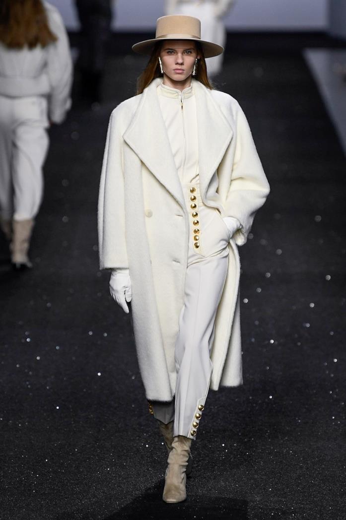 Sfilata Alberta Ferretti Look total white alla sfilata Alberta Ferretti
