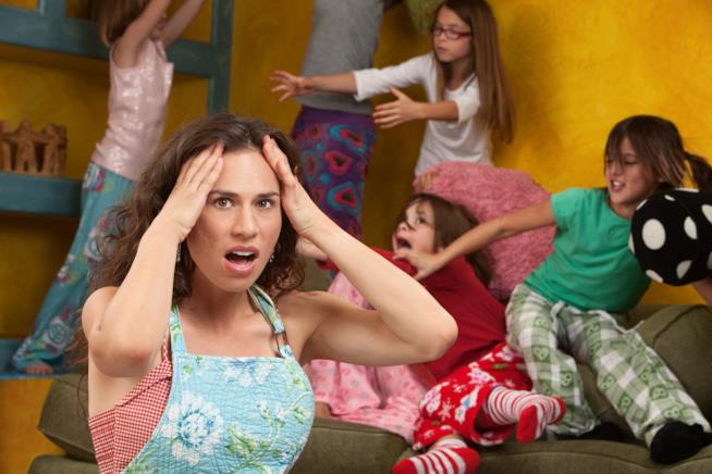 mamma arrabbiata mamma che si mette le mani nei capelli e bimbi agitati