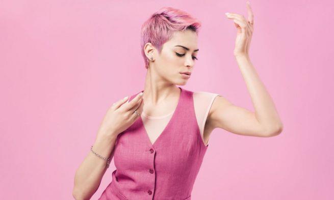 Nero Bali è il nuovo singolo di Elodie Elodie, vestita di rosa, con i capelli rosa e su sfondo rosa
