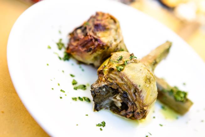 Carciofi alla romana: la ricetta tradizionale con i carciofi romaneschi Carciofi alla romana