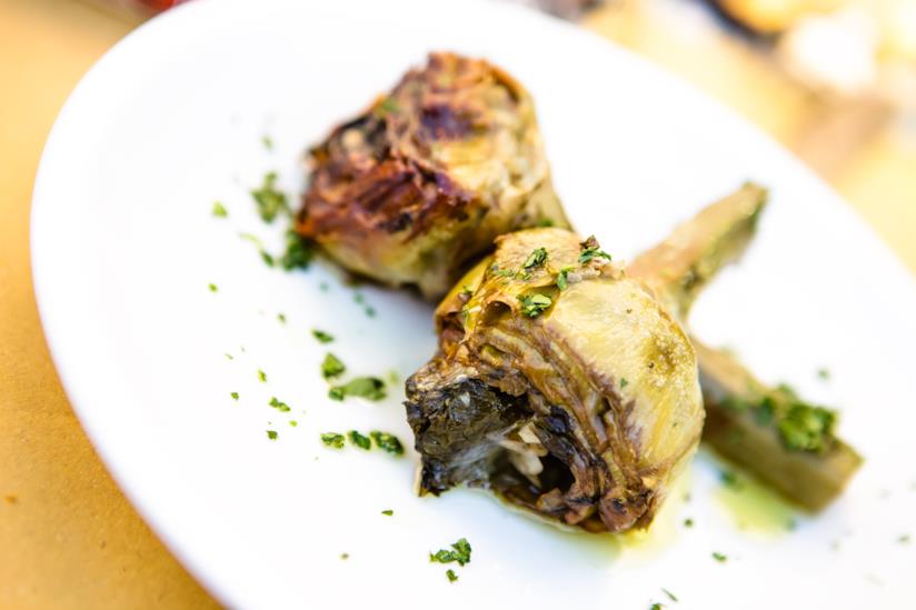 Carciofi alla romana: la ricetta tradizionale con i carciofi romaneschi Carciofi alla romana