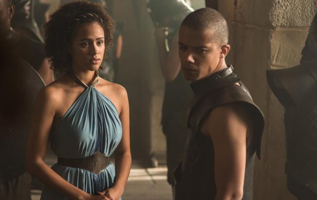 Missandei e Verme Grigio in una scena di sesso che non denigra le donne in Game of Thrones Missandei guarda speranzosa Verme Grigio, che però non la ricambia