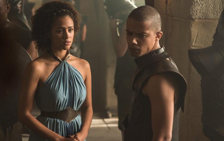 Missandei e Verme Grigio in una scena di sesso che non denigra le donne in Game of Thrones Missandei guarda speranzosa Verme Grigio, che però non la ricambia