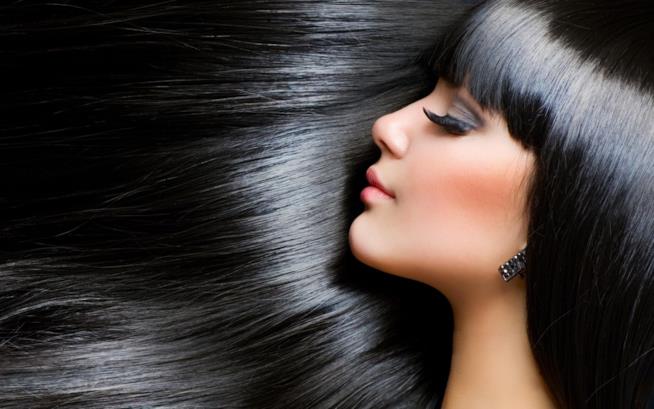 Donna con lunghi capelli neri Una donna con la chioma corvina