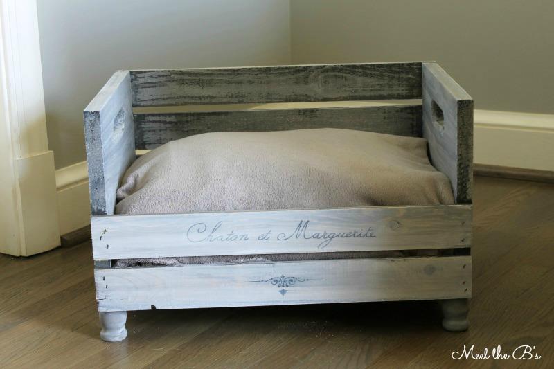 La cuccia con il legno completata La cuccia con cuscino e coperta