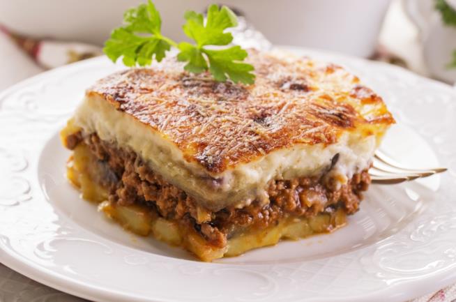 Moussaka greca di melanzane Moussaka con melanzane, carne e besciamella