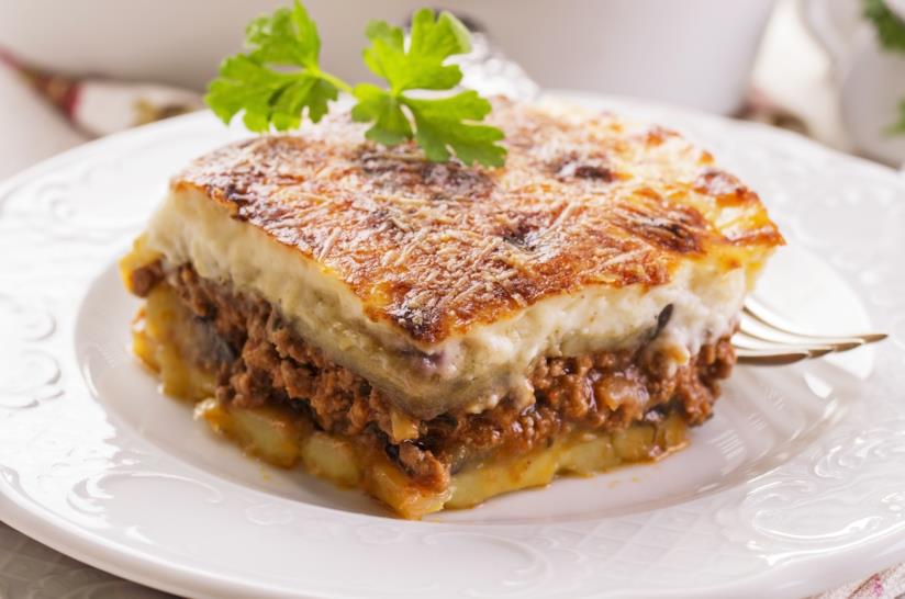 Moussaka greca di melanzane Moussaka con melanzane, carne e besciamella