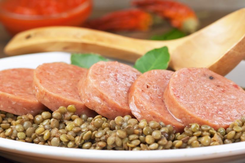 Cotechino con lenticchie: la ricetta e i suggerimenti di cottura per lenticchie e cotechino Cotechino con lenticchie