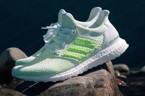 Ultra Boost Clima Solar Yellow Scarpe Ultra Boost Clima Solar Yellow su una roccia