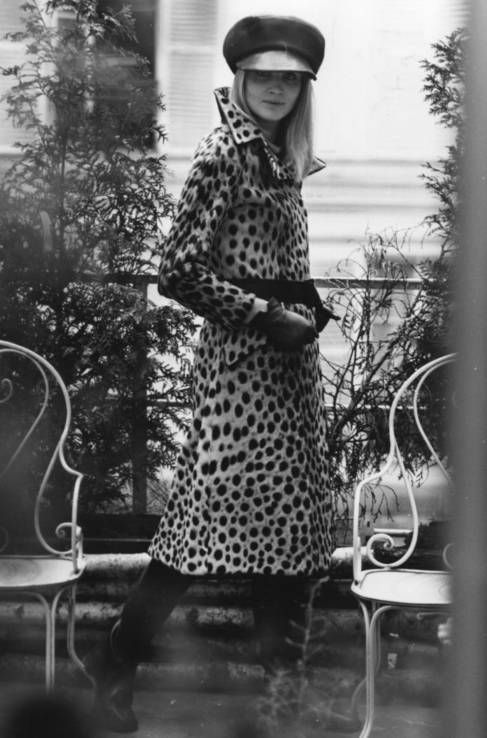 1967 un esempio di outfit con l'utilizzo della stampa animalier 1967 una modella indossa un outfit composto da un cappotto con stampa animalier