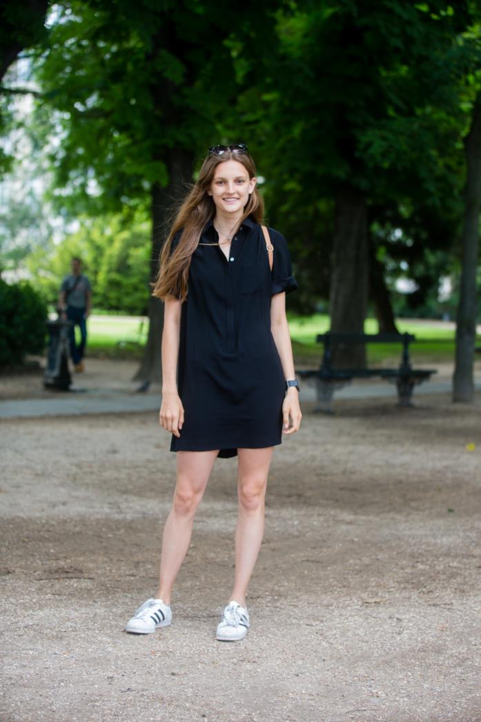 Un outfit semplice con abito leggero abbinato ad una Supestar bianca Superstar abbinate a vestitino nero corto modello camicia