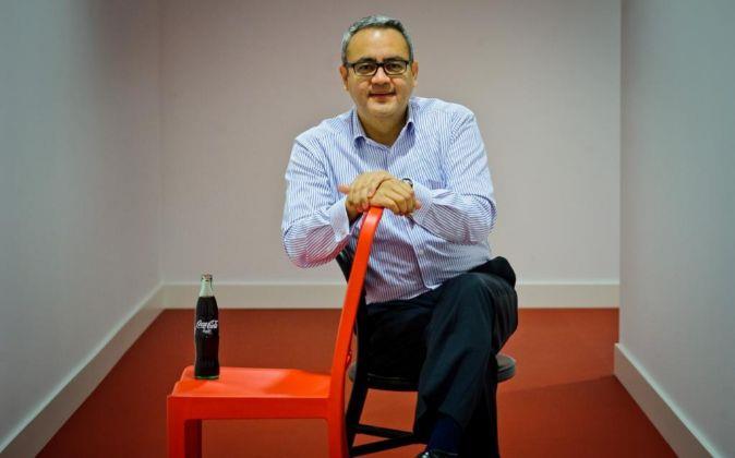 Jorge Garduño Jorge Garduño vicino a una sedia con una Coca-Cola