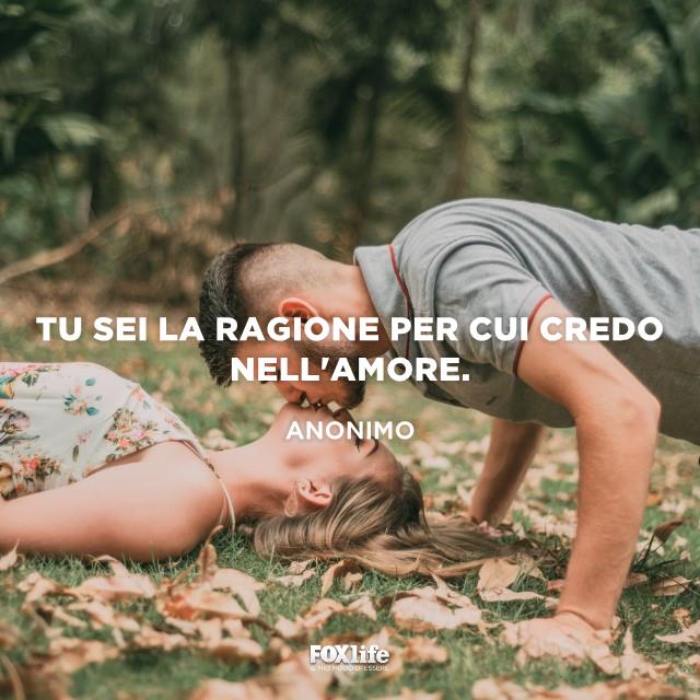 Signiticato dell'amore Coppia si bacia su un prato