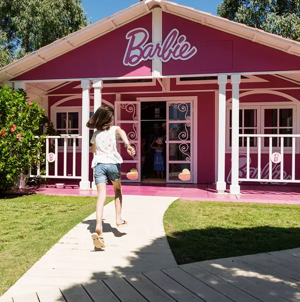 Barbie - Forte Village Casa di Barbie al Forte Village con bambina che corre