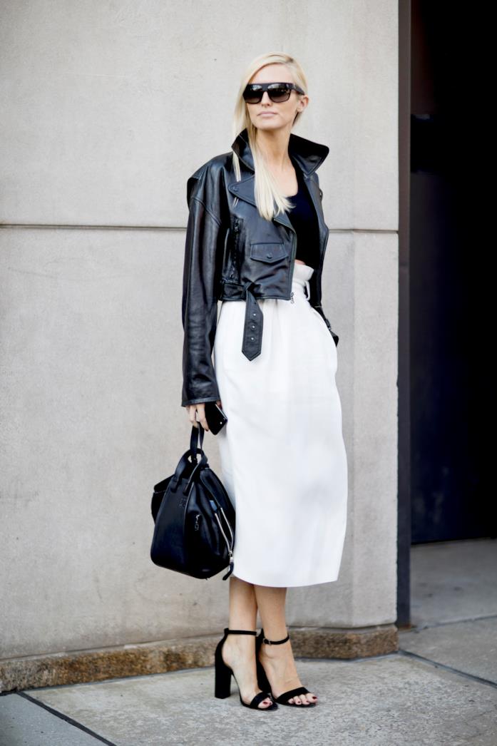Look black&white con gonna midi e sandali con il tacco Look nei toni del bianco e nero con gonna bianca e sandali con cinturino