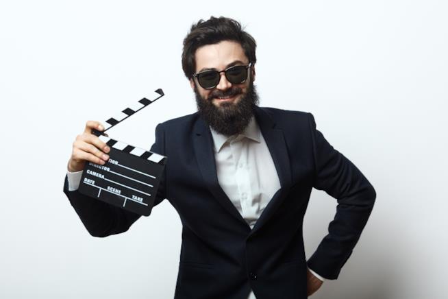 10 idee regalo per il tuo boyfriend a tema cinema Un uomo con un ciak in mano