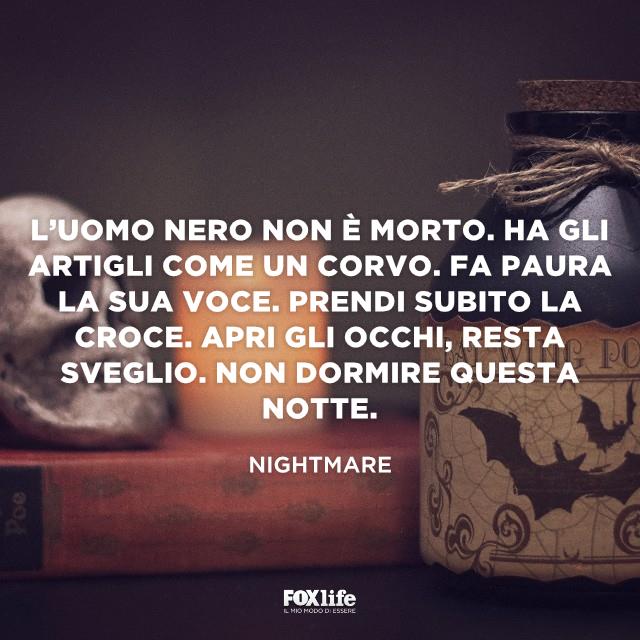 Citazione film nightmare Teschio e candela su un tavolo